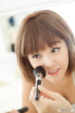 美女裸身摸自己大胸